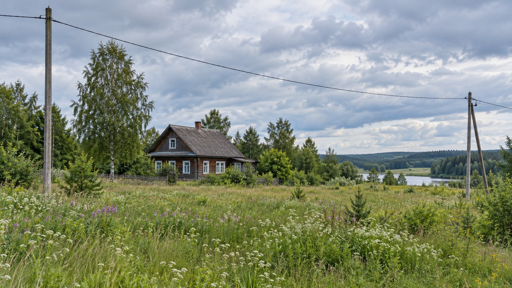 Загородный дом рядом с линией электропередачи