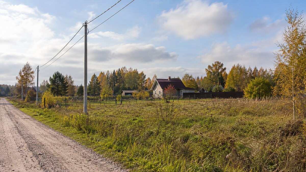 Загородный участок и линия электропередачи в Тверской области; на обложке — заголовок о расчёте стоимости подключения